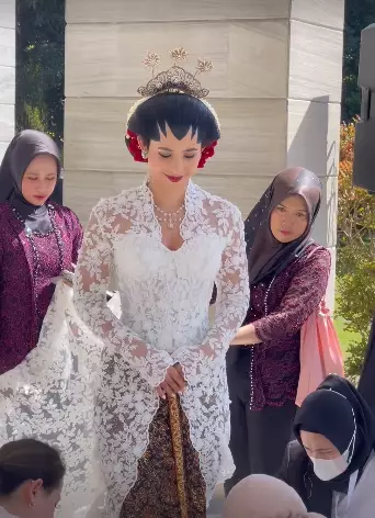 detail makeup Nadine Kaiser berbagai sumber