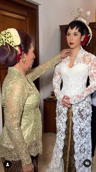 detail makeup Nadine Kaiser berbagai sumber