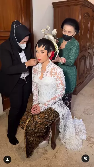 detail makeup Nadine Kaiser berbagai sumber