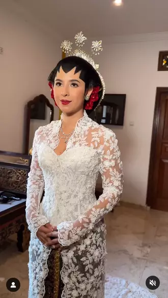 detail makeup Nadine Kaiser berbagai sumber