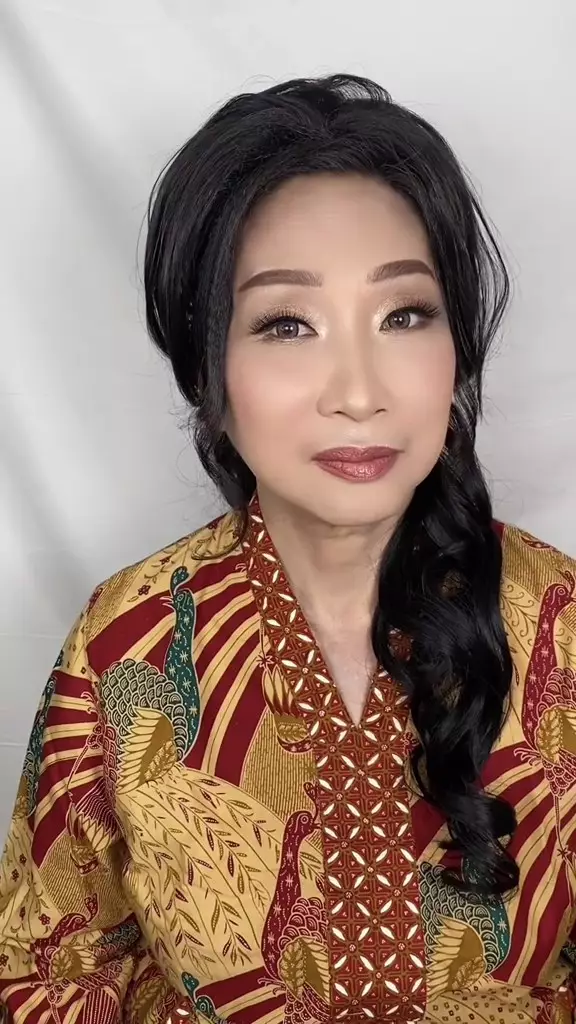 makeup wanita paruh baya © 2024 TikTok