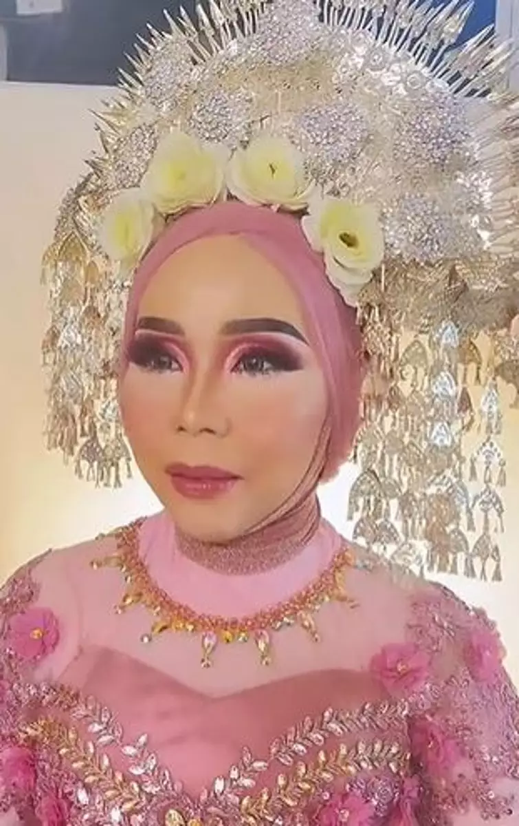 Transformasi makeup penjual sayur dirias jadi pengantin Padang mirip Barbie TikTok