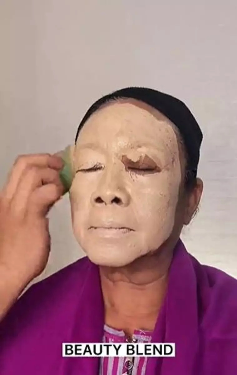 Transformasi makeup nenek 70 tahun dirias pengantin jadi mirip Barbie TikTok