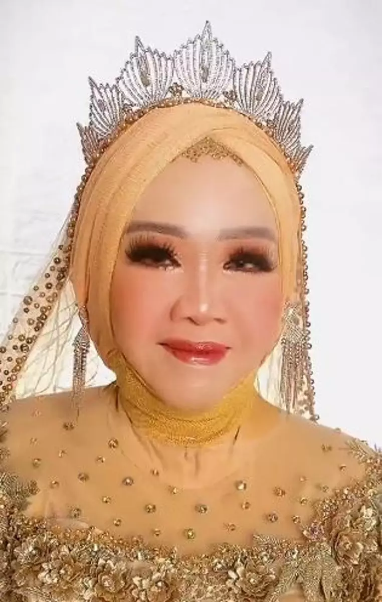 Transformasi makeup nenek 70 tahun dirias pengantin jadi mirip Barbie TikTok