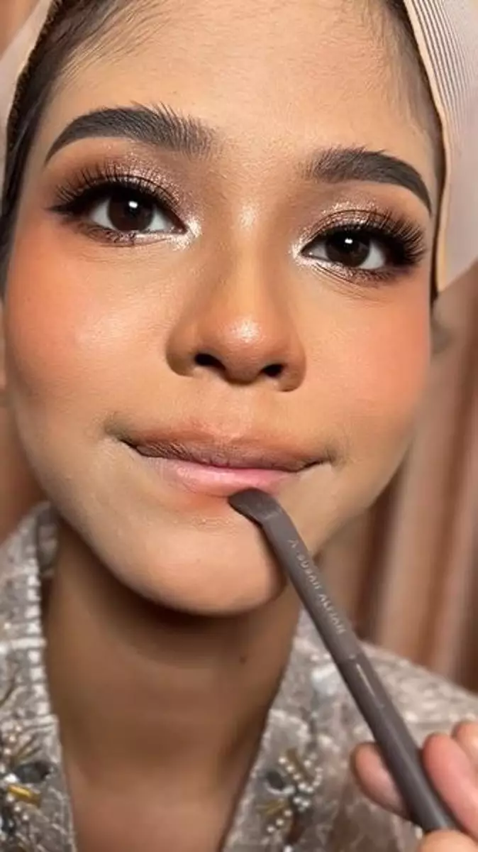 Trik bikin lip filler tanpa suntik yang bikin bibir auto tebal dan seksi Instagram Trik bikin lip filler tanpa suntik yang bikin bibir auto tebal dan seksi Instagram