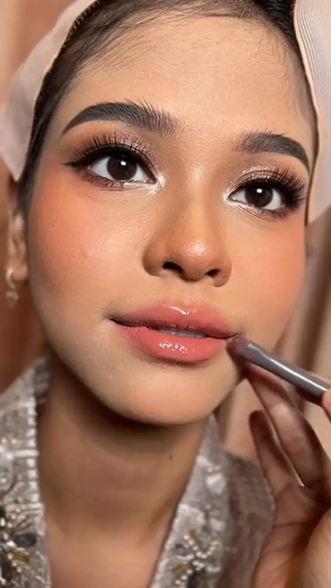 Trik bikin lip filler tanpa suntik yang bikin bibir auto tebal dan seksi Instagram Trik bikin lip filler tanpa suntik yang bikin bibir auto tebal dan seksi Instagram