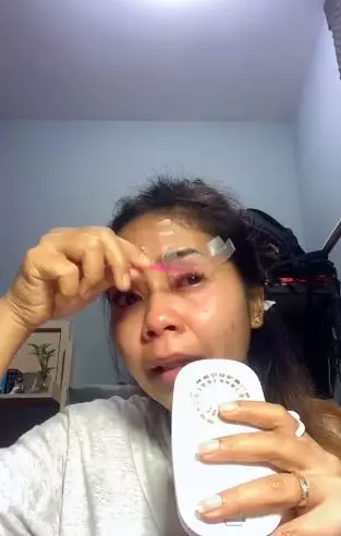 Momen perjuangan cewek saat pasang eyelash extension sendiri TikTok Momen perjuangan cewek saat pasang eyelash extension sendiri TikTok