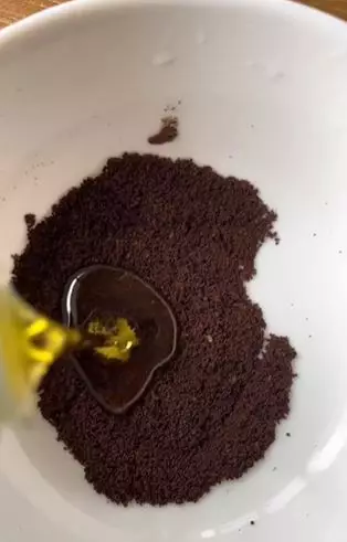 Kombinasi bubuk kopi dan 1 jenis minyak bisa lebatkan rambut Berbagai sumber