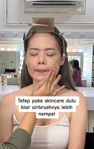Transformasi cewek wajah penuh flek hitam hasilnya mulus pol pakai airbrush TikTok