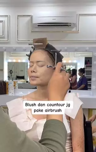 Transformasi cewek wajah penuh flek hitam hasilnya mulus pol pakai airbrush TikTok