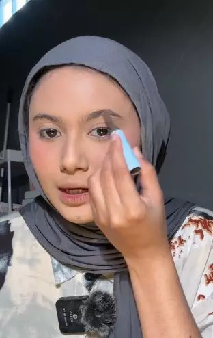 Tutorial makeup foto KTP di wajah berjerawat anti flashback Berbagai sumber