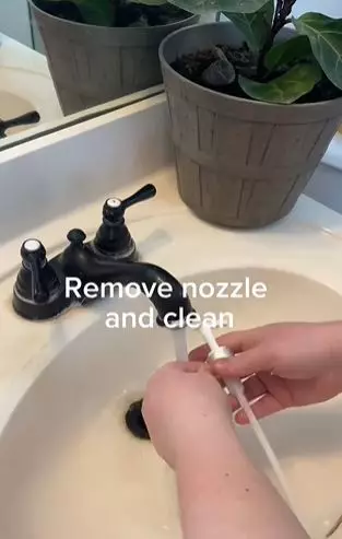 Trik atasi pump body lotion macet cuma perlu 2 langkah TikTok Trik atasi pump body lotion macet cuma perlu 2 langkah TikTok