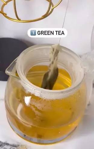 Cara bikin face mist agar wajah terhidrasi pakai 1 bahan minuman Berbagai sumber Cara bikin face mist agar wajah terhidrasi pakai 1 bahan minuman Berbagai sumber