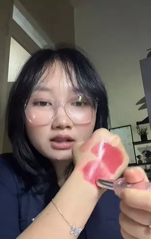 Battle review tinted lip balm Dear Me Beauty dan Sea Makeup TikTok
