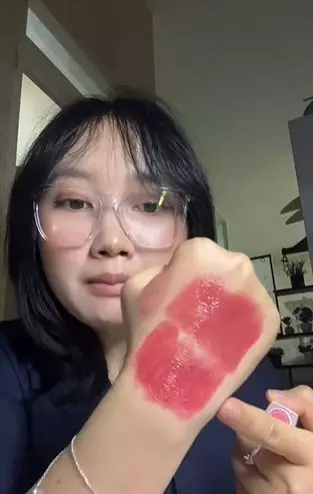 Battle review tinted lip balm Dear Me Beauty dan Sea Makeup TikTok