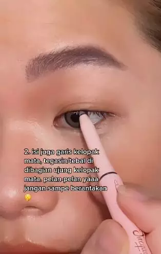 Trik bikin eyeliner ala idol K-Pop yang bikin tampilan mata lebih bulat TikTok Trik bikin eyeliner ala idol K-Pop yang bikin tampilan mata lebih bulat TikTok
