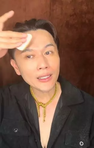 Trik atasi foundation oksidasi di wajah berminyak TikTok Trik atasi foundation oksidasi di wajah berminyak TikTok