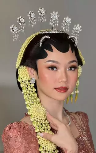 Transformasi makeup cewek wajah oriental dirias adat Solo putri TikTok Transformasi makeup cewek wajah oriental dirias adat Solo putri TikTok