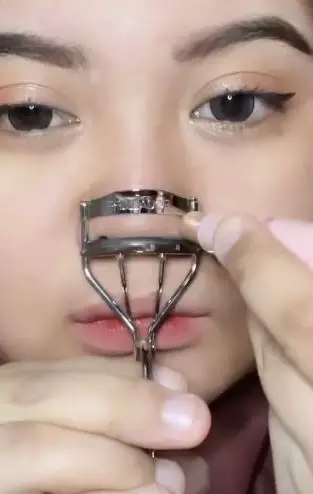 Perjuangan cewek ingin mancung modal penjepit bulu mata TikTok Perjuangan cewek ingin mancung modal penjepit bulu mata TikTok