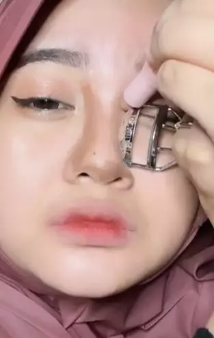 Perjuangan cewek ingin mancung modal penjepit bulu mata TikTok Perjuangan cewek ingin mancung modal penjepit bulu mata TikTok
