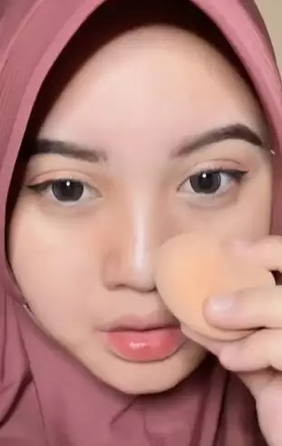 Perjuangan cewek ingin mancung modal penjepit bulu mata TikTok Perjuangan cewek ingin mancung modal penjepit bulu mata TikTok