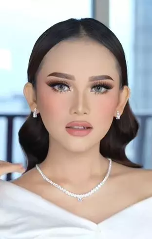 Transformasi makeup cewek bermata lazy eyes dirias ala semi-bold mirip Mahalini TikTok
