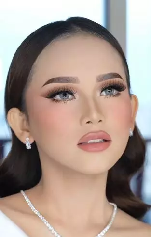 Transformasi makeup cewek bermata lazy eyes dirias ala semi-bold mirip Mahalini TikTok