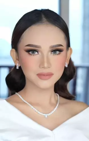 Transformasi makeup cewek bermata lazy eyes dirias ala semi-bold mirip Mahalini TikTok