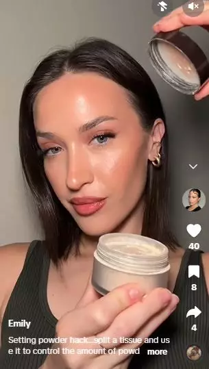 Trik pakai setting powder di area undereye agar riasan nggak nge-crack TikTok Trik pakai setting powder di area undereye agar riasan nggak nge-crack TikTok