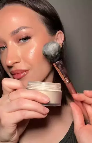 Trik pakai setting powder di area undereye agar riasan nggak nge-crack TikTok Trik pakai setting powder di area undereye agar riasan nggak nge-crack TikTok