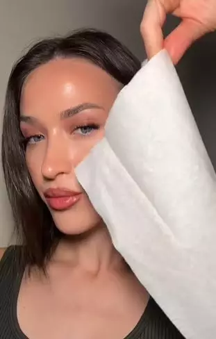 Trik pakai setting powder di area undereye agar riasan nggak nge-crack TikTok Trik pakai setting powder di area undereye agar riasan nggak nge-crack TikTok