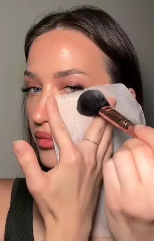 Trik pakai setting powder di area undereye agar riasan nggak nge-crack TikTok Trik pakai setting powder di area undereye agar riasan nggak nge-crack TikTok