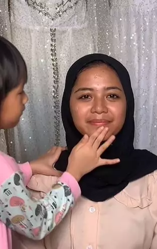 Cewek dirias bocil usia 5 tahun dengan makeup fresh minimalist TikTok