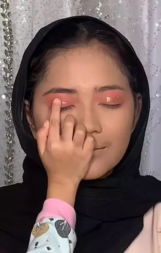 Cewek dirias bocil usia 5 tahun dengan makeup fresh minimalist TikTok
