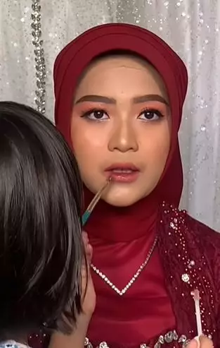 Cewek dirias bocil usia 5 tahun dengan makeup fresh minimalist TikTok