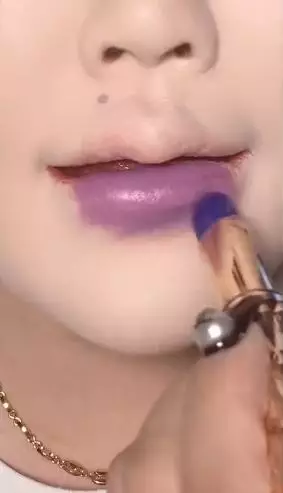 Cewek ini sulap bibir jadi makin seksi ala Zhao Lusi pakai karet rambut TikTok Cewek ini sulap bibir jadi makin seksi ala Zhao Lusi pakai karet rambut TikTok