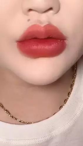 Cewek ini sulap bibir jadi makin seksi ala Zhao Lusi pakai karet rambut TikTok Cewek ini sulap bibir jadi makin seksi ala Zhao Lusi pakai karet rambut TikTok