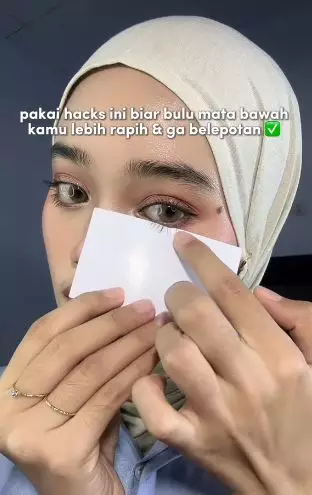 Trik aplikasikan maskara di bulu mata bawah andalkan 1 alat sekolah TikTok