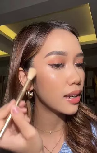 Trik aplikasikan highlighter yang tepat agar hasilnya glowing alami TikTok Trik aplikasikan highlighter yang tepat agar hasilnya glowing alami TikTok