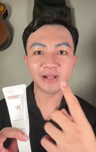 Review Y.O.U Sunbrella Physical Sunscreen diklaim beri efek tone up TikTok