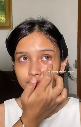 MUA bagikan trik khusus tutupi tampilan mata panda tanpa terlihat abu-abu TikTok