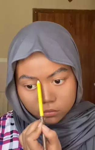 Cewek berwajah bulat rias wajah jadi mirip Vadel Badjideh TikTok Cewek berwajah bulat rias wajah jadi mirip Vadel Badjideh TikTok