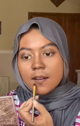 Cewek berwajah bulat rias wajah jadi mirip Vadel Badjideh TikTok Cewek berwajah bulat rias wajah jadi mirip Vadel Badjideh TikTok