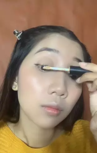 Trik pakai maskara agar bulu mata lebih panjang andalkan 2 produk complexion TikTok