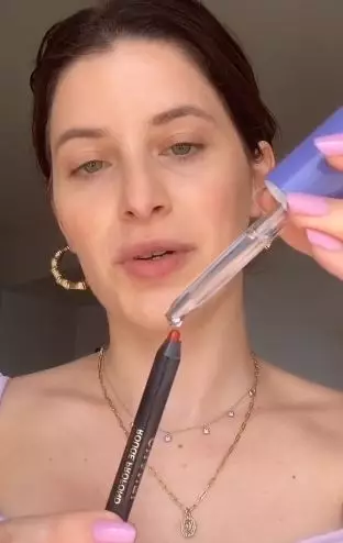 Atasi lip liner kering cuma andalkan 1 produk skincare TikTok Atasi lip liner kering cuma andalkan 1 produk skincare TikTok