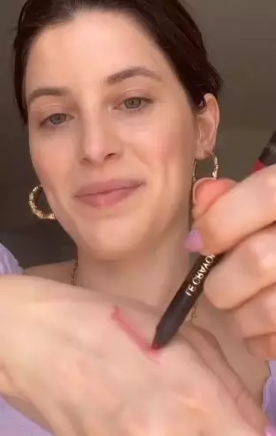 Atasi lip liner kering cuma andalkan 1 produk skincare TikTok Atasi lip liner kering cuma andalkan 1 produk skincare TikTok