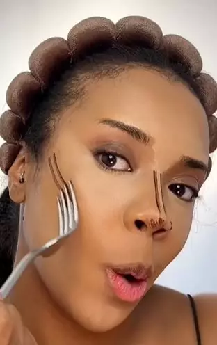 Cewek rias wajahnya pakai peralatan dapur hasilnya flawless pol TikTok