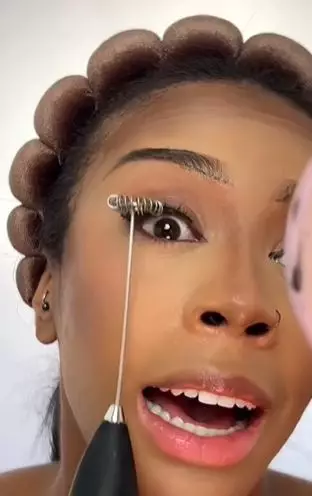 Cewek rias wajahnya pakai peralatan dapur hasilnya flawless pol TikTok