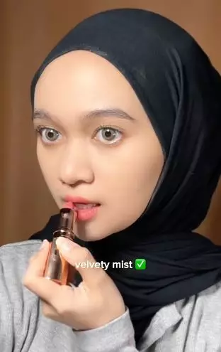 Review O.TWO.O Misty Kiss Matte Lipstick diklaim transferproof 24 jam TikTok