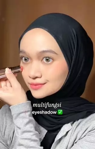 Review O.TWO.O Misty Kiss Matte Lipstick diklaim transferproof 24 jam TikTok